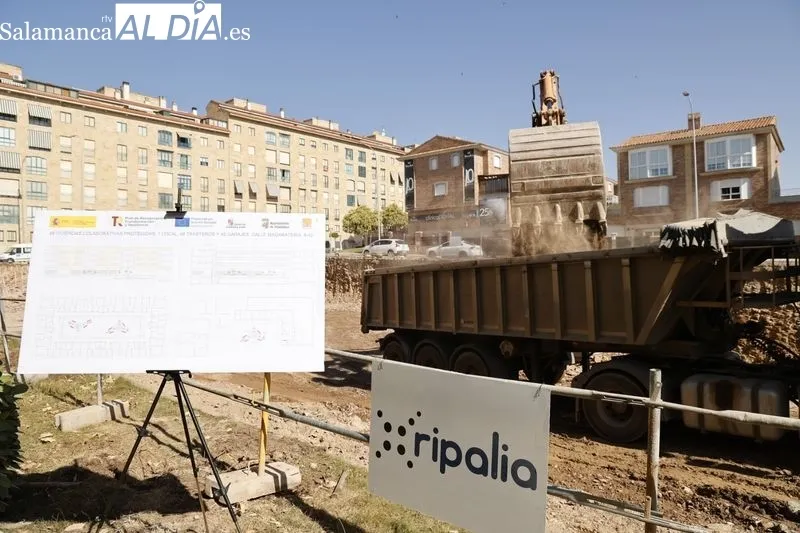El alcalde de Salamanca, Carlos García Carbayo, visita las obras de construcción de una nueva promoción de vivienda pública en el barrio de Capuchinos. Foto de David Sañudo