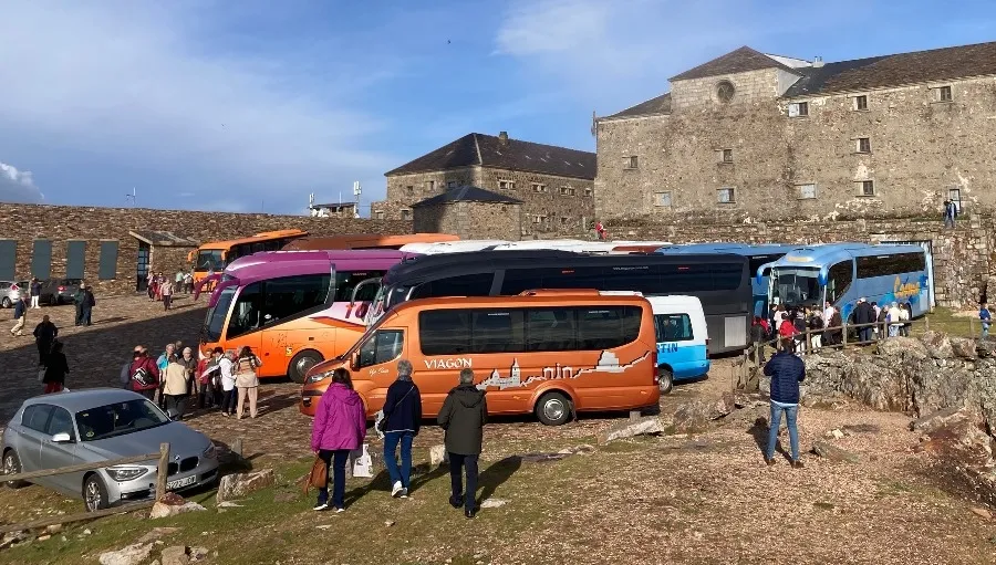 Foto 2 - Fieles de la Di&oacute;cesis suben a la Pe&ntilde;a siguiendo la llamada de Jos&eacute; Luis Retana