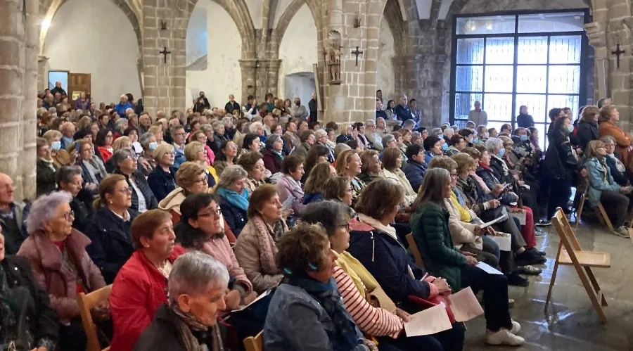 Foto 3 - Fieles de la Di&oacute;cesis suben a la Pe&ntilde;a siguiendo la llamada de Jos&eacute; Luis Retana