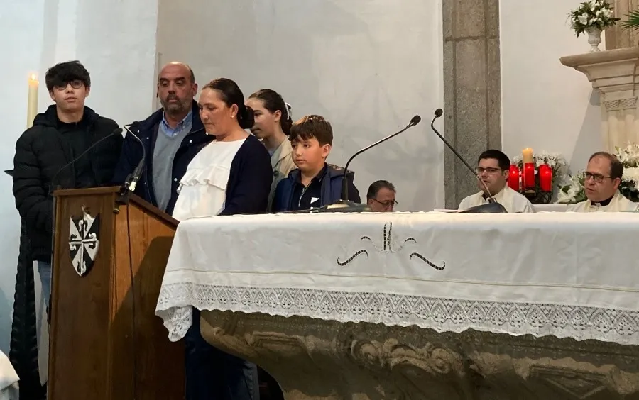 Foto 4 - Fieles de la Di&oacute;cesis suben a la Pe&ntilde;a siguiendo la llamada de Jos&eacute; Luis Retana