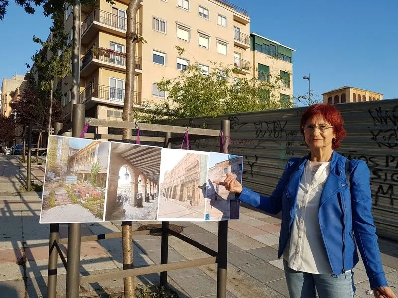 La candidata a la Alcaldía de Podemos-IU-AV, Carmen Díez, explica en la plaza del Bretón las propuestas sobre patrimonio