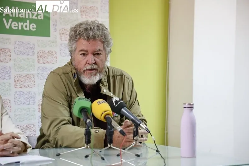 Rueda de prensa de la candidata de Podemos-IU-AV, Carmen Díez, junto a Juantxo López de Uralde, líder de Alianza Verde, diputado de Unidas Podemos y presidente de la Comisión de Transición Ecológica del Congreso de los Diputados, y Ángel Gamazo de AV. Fot