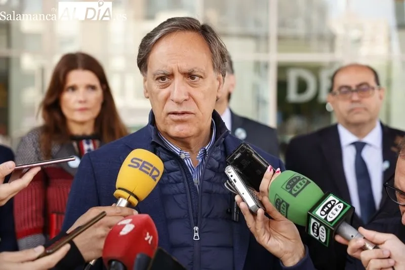 El candidato del Partido Popular a la Alcaldía de Salamanca, Carlos García Carbayo, a las puertas de la estación de ferrocarril de la ciudad. Foto de David Sañudo