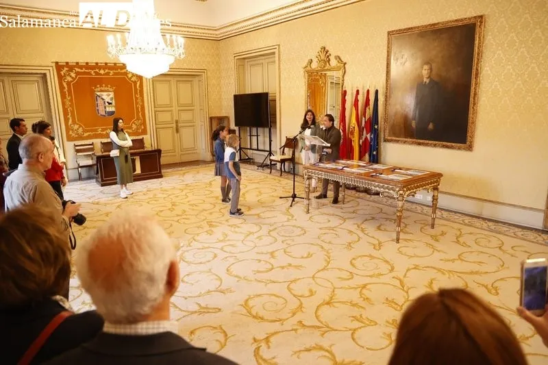 Entrega en el Ayuntamiento de los premios de dibujo de Aqualia. Foto de David Sañudo