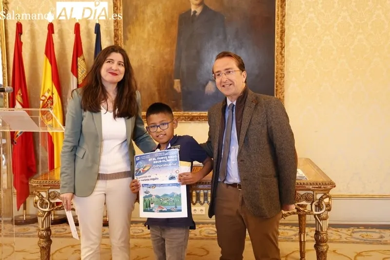 Entrega en el Ayuntamiento de los premios de dibujo de Aqualia. Foto de David Sañudo