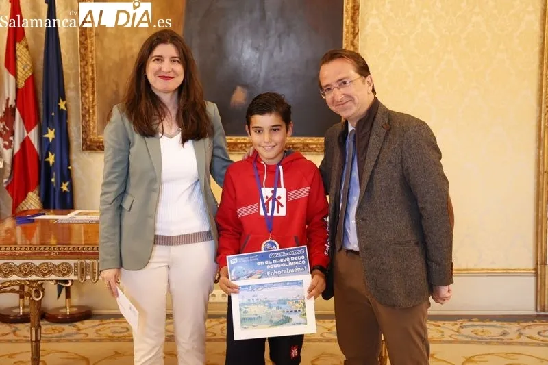 Entrega en el Ayuntamiento de los premios de dibujo de Aqualia. Foto de David Sañudo
