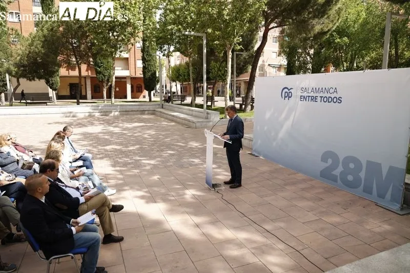 Presentación en la plaza de Barcelona del programa electoral de Carlos García Carbayo, candidato del PP a la Alcaldía de Salamanca. Foto de David Sañudo