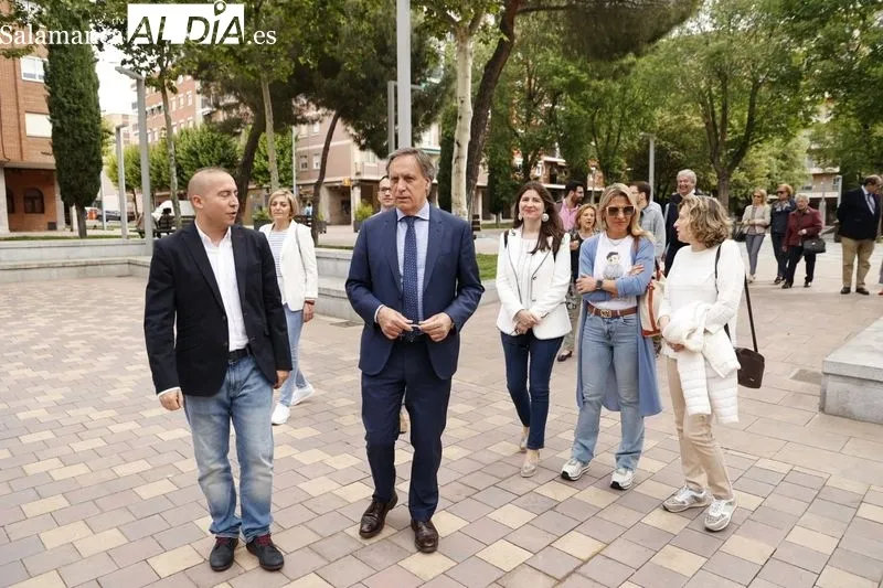 Presentación en la plaza de Barcelona del programa electoral de Carlos García Carbayo, candidato del PP a la Alcaldía de Salamanca. Foto de David Sañudo
