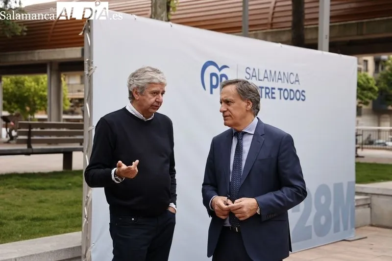Presentación en la plaza de Barcelona del programa electoral de Carlos García Carbayo, candidato del PP a la Alcaldía de Salamanca. Foto de David Sañudo