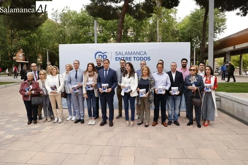 Presentación en la plaza de Barcelona del programa electoral de Carlos García Carbayo, candidato del PP a la Alcaldía de Salamanca. Foto de David Sañudo