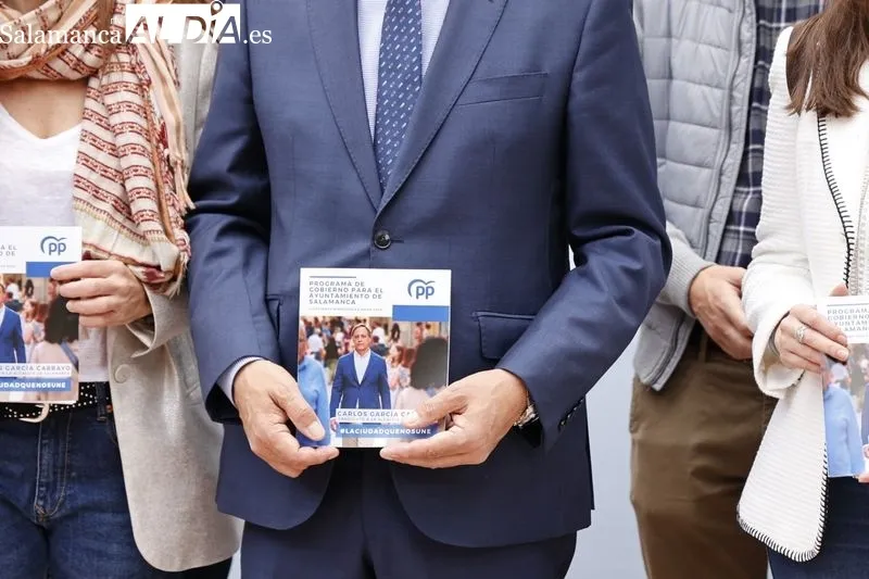 Presentación en la plaza de Barcelona del programa electoral de Carlos García Carbayo, candidato del PP a la Alcaldía de Salamanca. Foto de David Sañudo