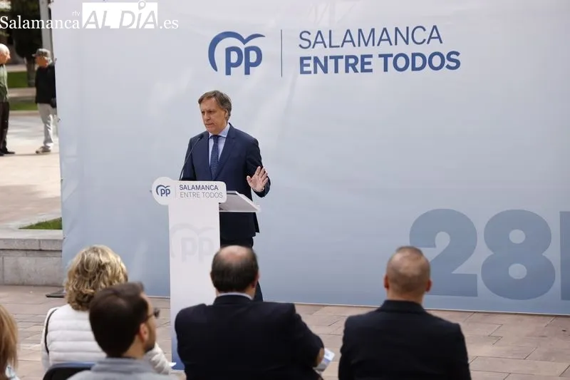 Presentación en la plaza de Barcelona del programa electoral de Carlos García Carbayo, candidato del PP a la Alcaldía de Salamanca. Foto de David Sañudo