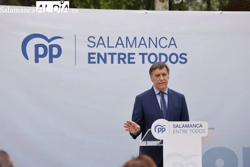 Presentación en la plaza de Barcelona del programa electoral de Carlos García Carbayo, candidato del PP a la Alcaldía de Salamanca. Foto de David Sañudo