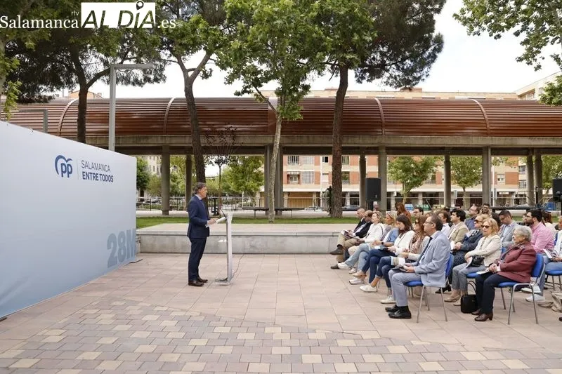 Presentación en la plaza de Barcelona del programa electoral de Carlos García Carbayo, candidato del PP a la Alcaldía de Salamanca. Foto de David Sañudo