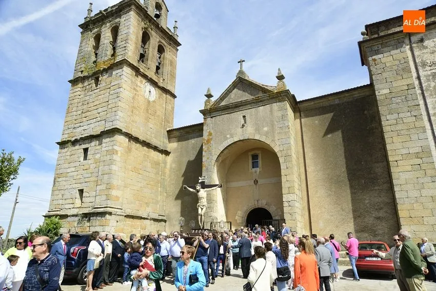 Foto 2 - El Bod&oacute;n procesiona al Santo Cristo con bendici&oacute;n incluida de campos