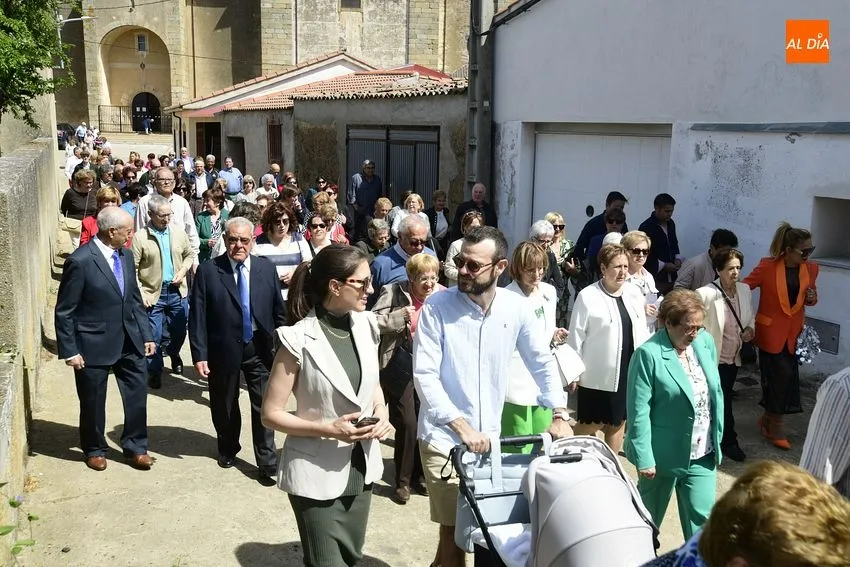 Foto 11 - El Bod&oacute;n procesiona al Santo Cristo con bendici&oacute;n incluida de campos