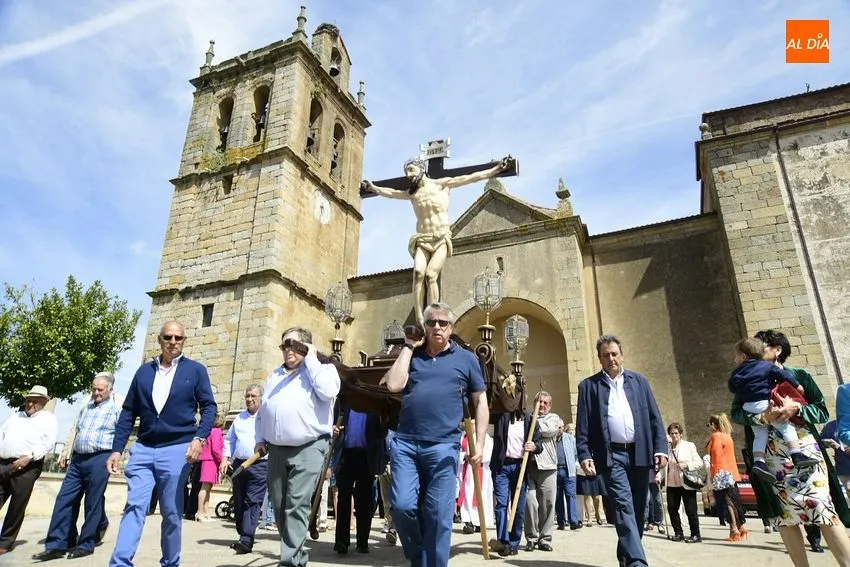 Foto 3 - El Bod&oacute;n procesiona al Santo Cristo con bendici&oacute;n incluida de campos