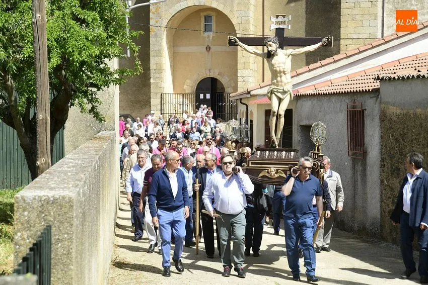 Foto 4 - El Bod&oacute;n procesiona al Santo Cristo con bendici&oacute;n incluida de campos