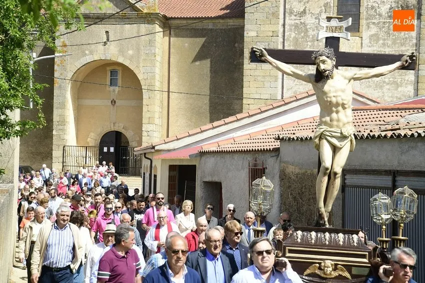 Foto 5 - El Bod&oacute;n procesiona al Santo Cristo con bendici&oacute;n incluida de campos