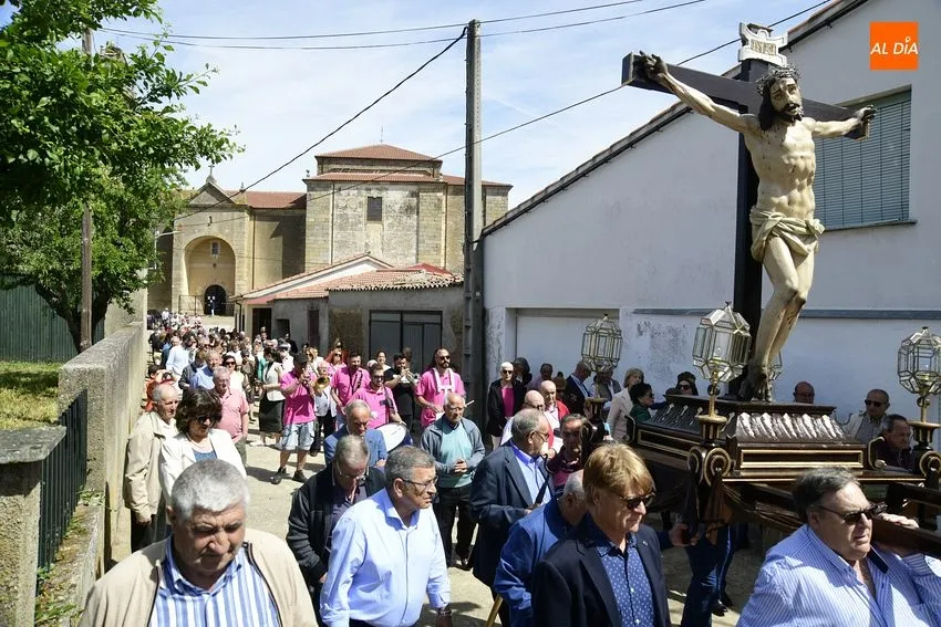 Foto 6 - El Bod&oacute;n procesiona al Santo Cristo con bendici&oacute;n incluida de campos