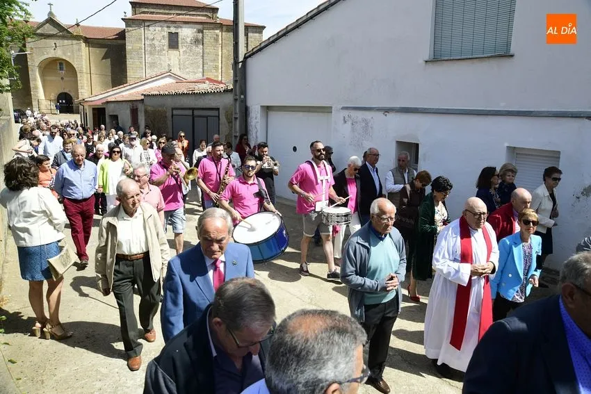 Foto 7 - El Bod&oacute;n procesiona al Santo Cristo con bendici&oacute;n incluida de campos
