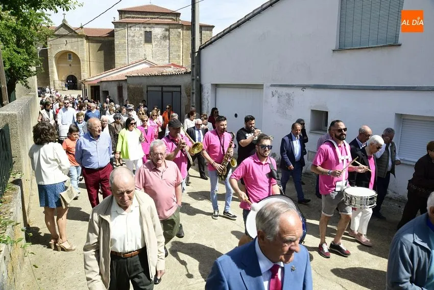 Foto 8 - El Bod&oacute;n procesiona al Santo Cristo con bendici&oacute;n incluida de campos
