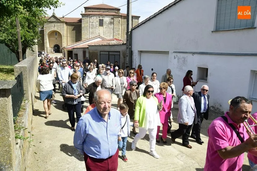 Foto 9 - El Bod&oacute;n procesiona al Santo Cristo con bendici&oacute;n incluida de campos