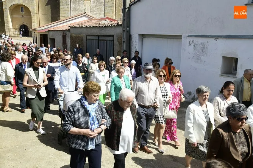 Foto 10 - El Bod&oacute;n procesiona al Santo Cristo con bendici&oacute;n incluida de campos