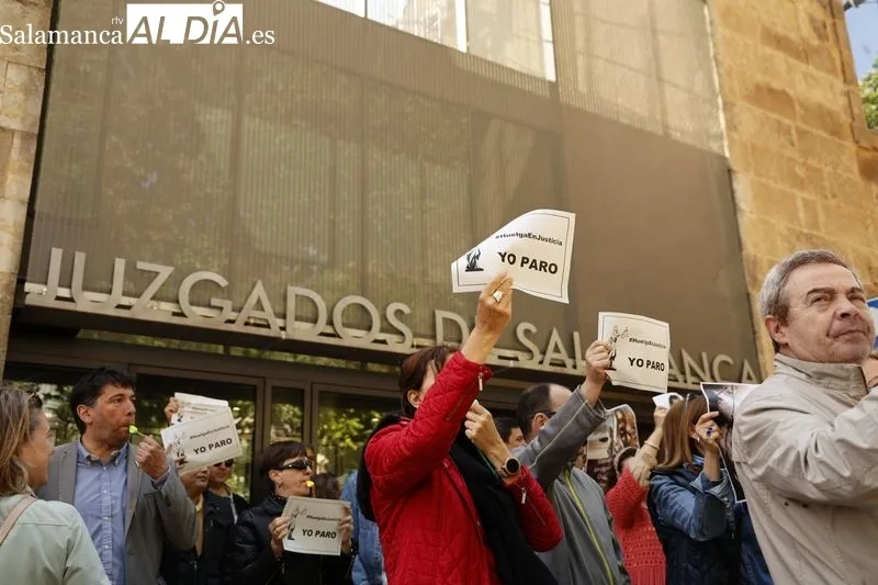 Protestas de funcionarios de Justicia en Salamanca a la puerta de los Juzgados. Foto de David Sañudo