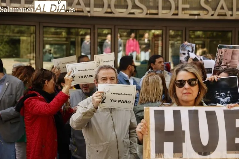 Protestas de funcionarios de Justicia en Salamanca a la puerta de los Juzgados. Foto de David Sañudo
