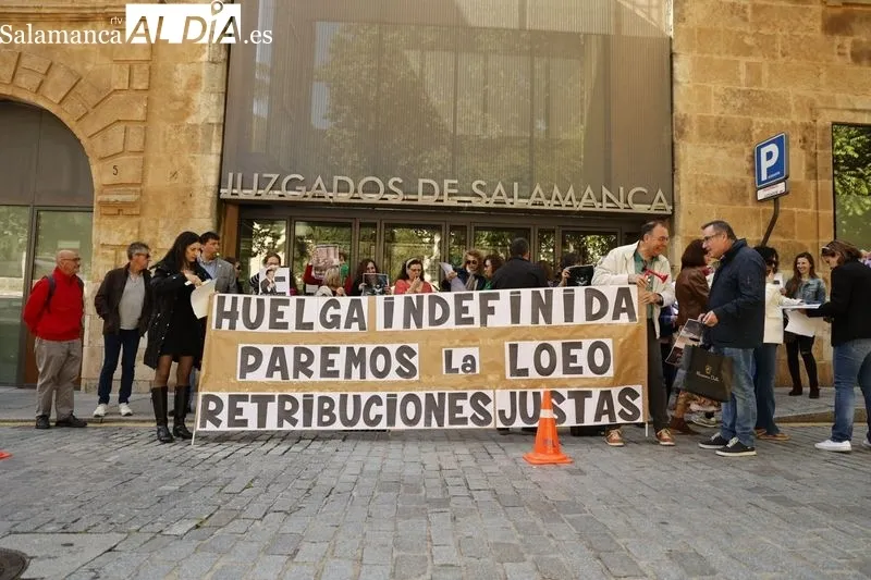 Protestas de funcionarios de Justicia en Salamanca a la puerta de los Juzgados. Foto de David Sañudo