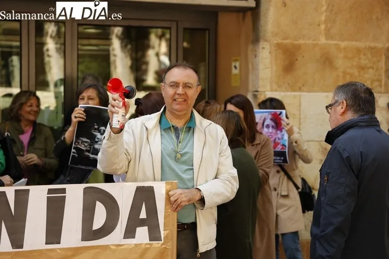 Protestas de funcionarios de Justicia en Salamanca a la puerta de los Juzgados. Foto de David Sañudo