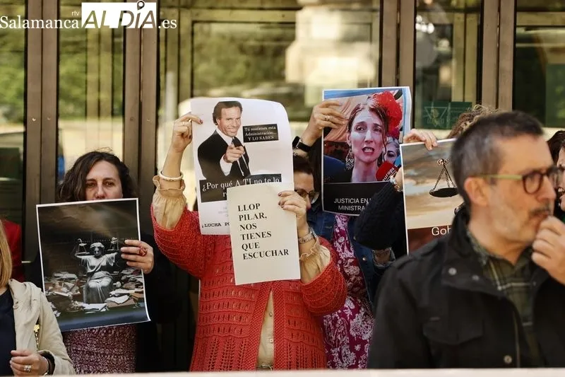 Protestas de funcionarios de Justicia en Salamanca a la puerta de los Juzgados. Foto de David Sañudo