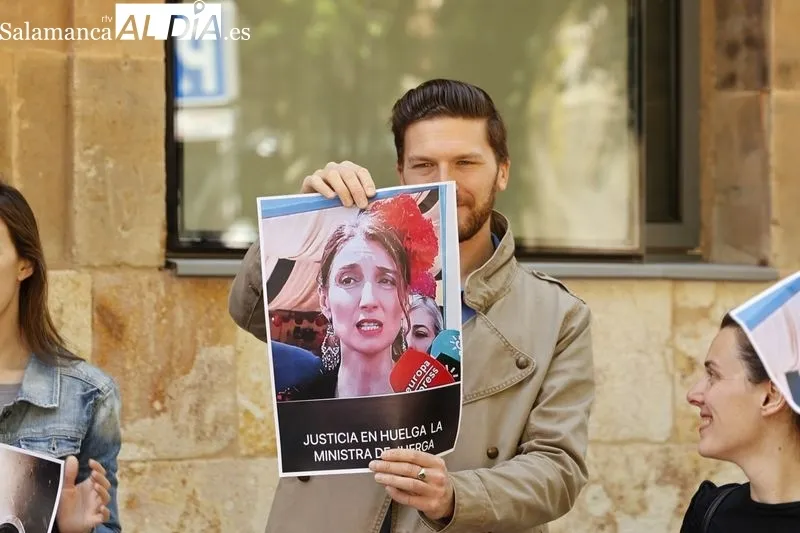 Protestas de funcionarios de Justicia en Salamanca a la puerta de los Juzgados. Foto de David Sañudo