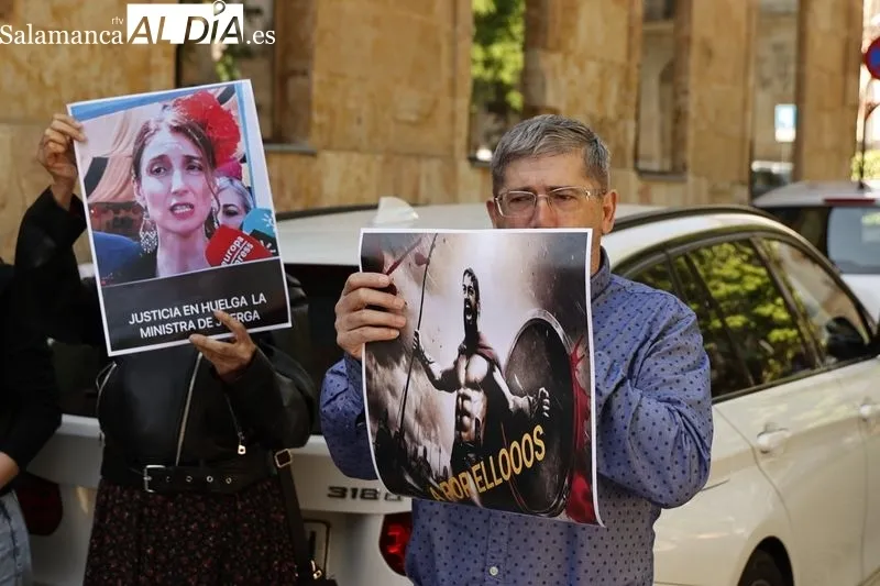 Protestas de funcionarios de Justicia en Salamanca a la puerta de los Juzgados. Foto de David Sañudo