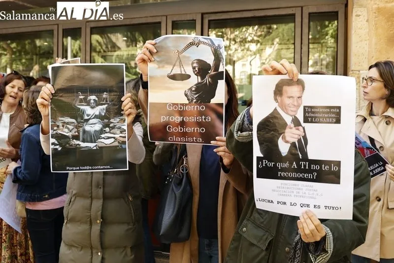 Protestas de funcionarios de Justicia en Salamanca a la puerta de los Juzgados. Foto de David Sañudo