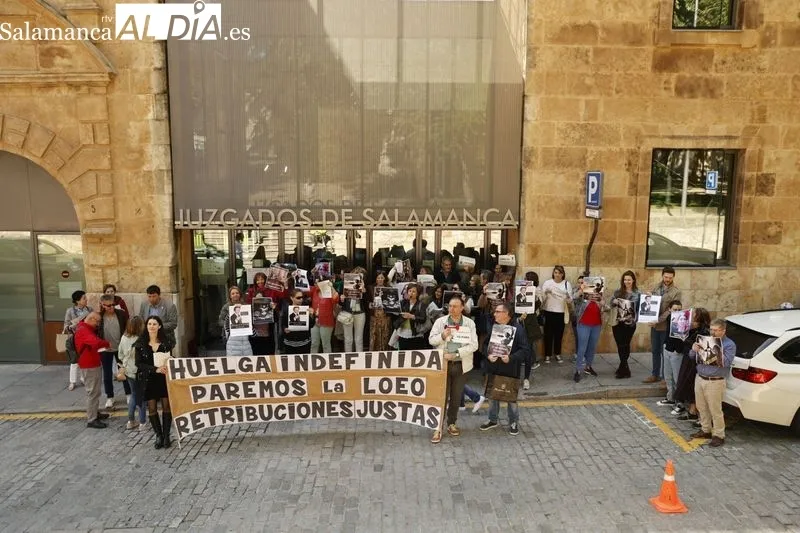 Protestas de funcionarios de Justicia en Salamanca a la puerta de los Juzgados. Foto de David Sañudo