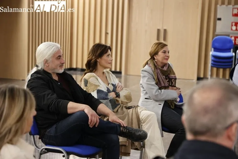 El candidato del PP a la alcaldía de Salamanca, Carlos García Carbayo, en su encuentro con representantes de las escuelas de español. Foto de David Sañuda
