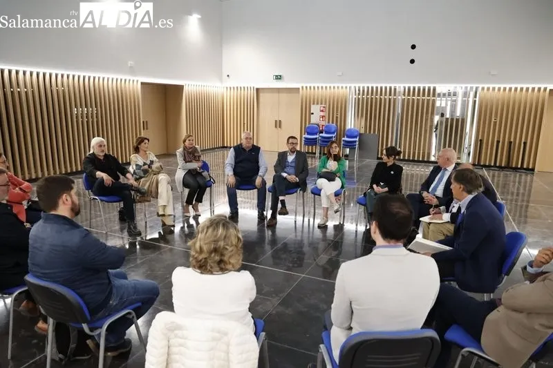 El candidato del PP a la alcaldía de Salamanca, Carlos García Carbayo, en su encuentro con representantes de las escuelas de español. Foto de David Sañuda