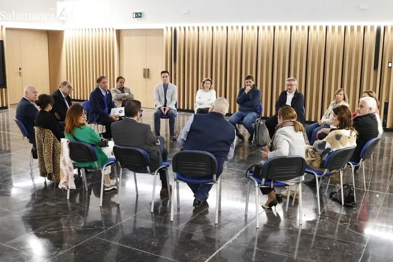 El candidato del PP a la alcaldía de Salamanca, Carlos García Carbayo, en su encuentro con representantes de las escuelas de español. Foto de David Sañuda