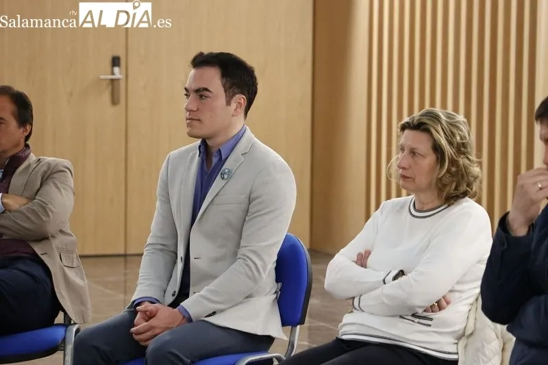El candidato del PP a la alcaldía de Salamanca, Carlos García Carbayo, en su encuentro con representantes de las escuelas de español. Foto de David Sañuda