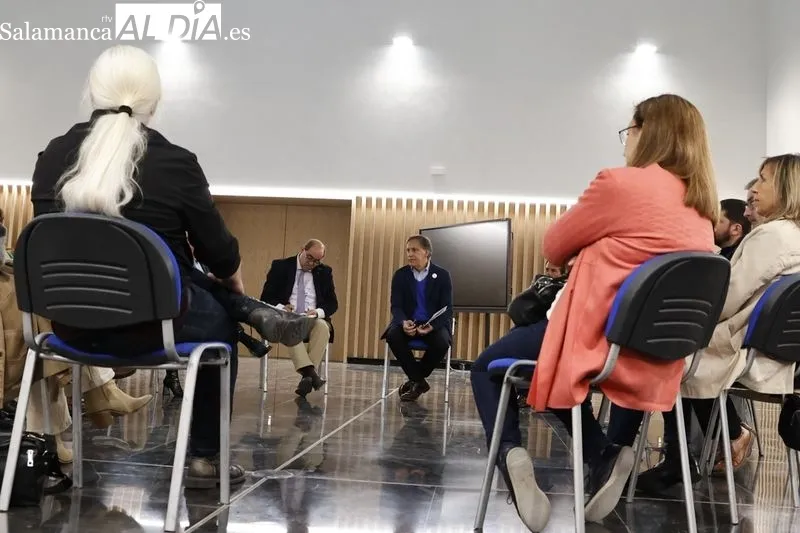 El candidato del PP a la alcaldía de Salamanca, Carlos García Carbayo, en su encuentro con representantes de las escuelas de español. Foto de David Sañuda