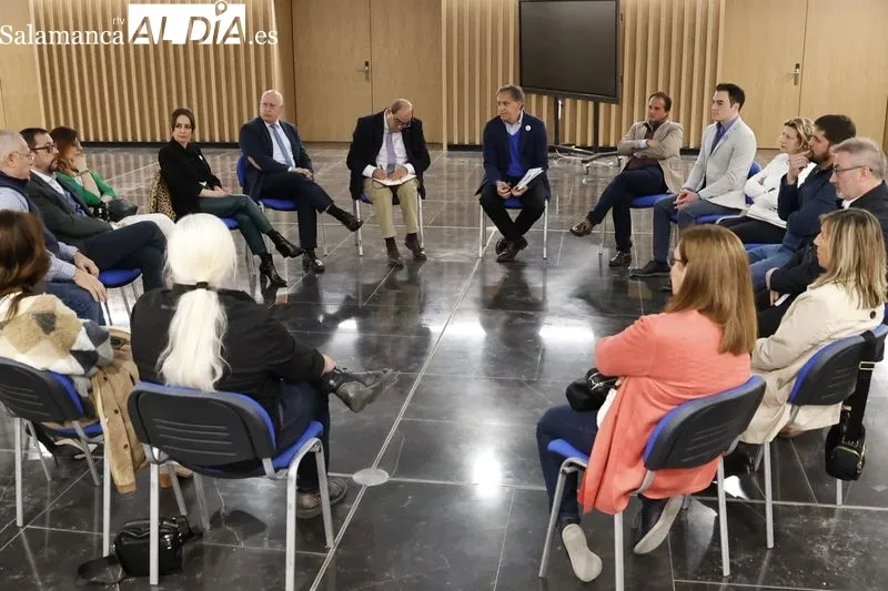 El candidato del PP a la alcaldía de Salamanca, Carlos García Carbayo, en su encuentro con representantes de las escuelas de español. Foto de David Sañuda