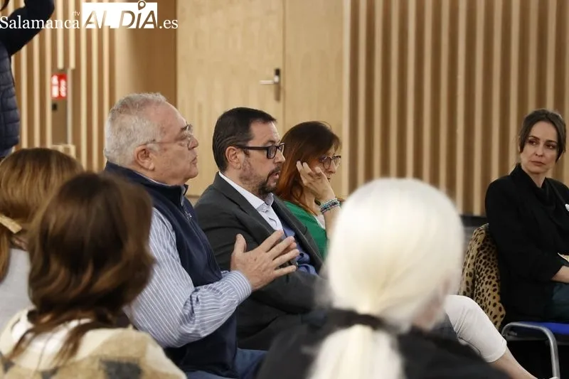 El candidato del PP a la alcaldía de Salamanca, Carlos García Carbayo, en su encuentro con representantes de las escuelas de español. Foto de David Sañuda