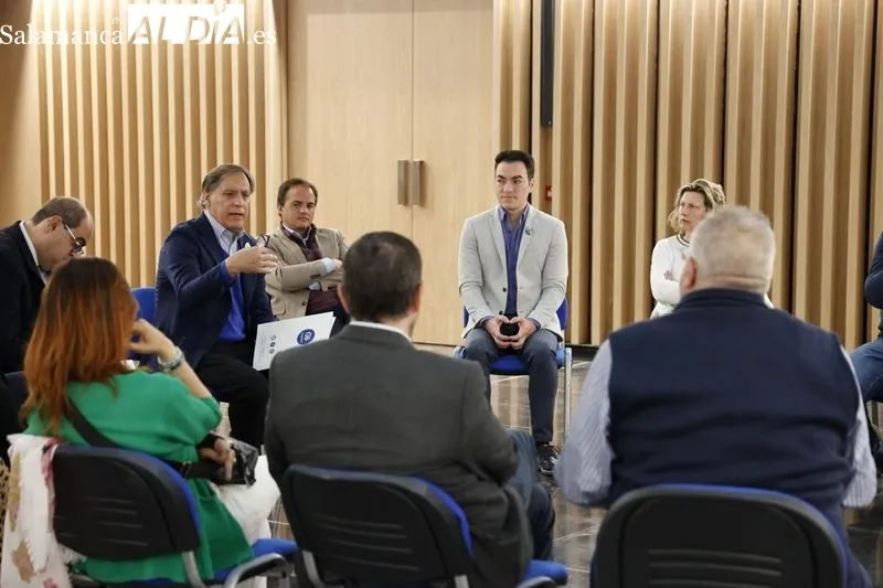 El candidato del PP a la alcaldía de Salamanca, Carlos García Carbayo, en su encuentro con representantes de las escuelas de español. Foto de David Sañuda
