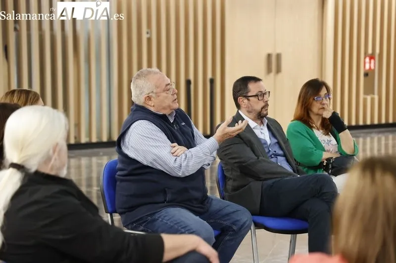 El candidato del PP a la alcaldía de Salamanca, Carlos García Carbayo, en su encuentro con representantes de las escuelas de español. Foto de David Sañuda