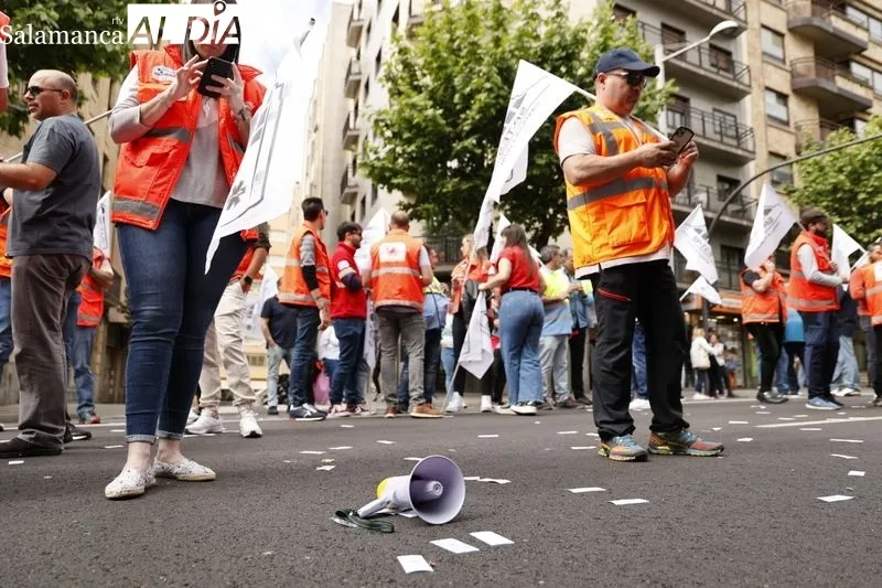 Protestas de profesionales del transporte sanitario en la avenida de Mirat, frente a la Gerencia de Sacyl. Foto de David Sañudo