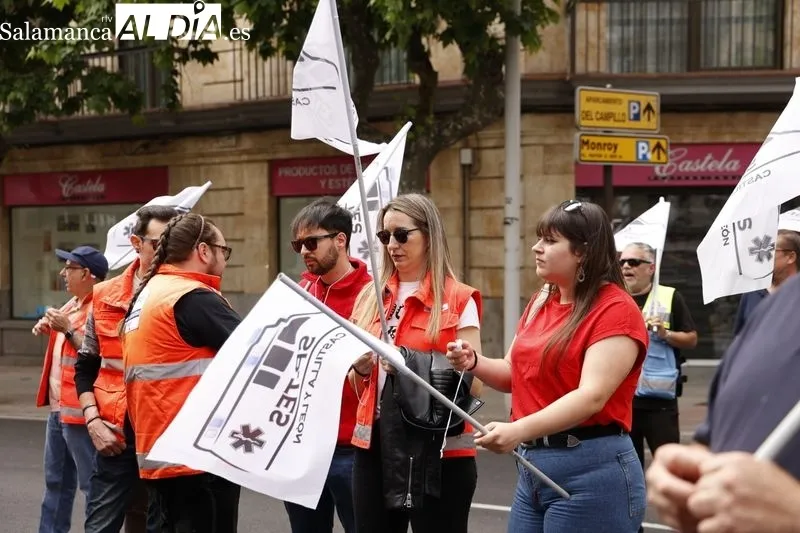 Protestas de profesionales del transporte sanitario en la avenida de Mirat, frente a la Gerencia de Sacyl. Foto de David Sañudo