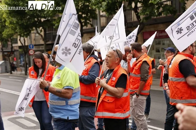 Protestas de profesionales del transporte sanitario en la avenida de Mirat, frente a la Gerencia de Sacyl. Foto de David Sañudo