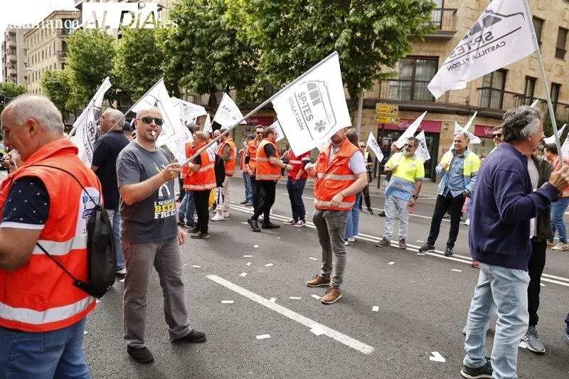 Protestas de profesionales del transporte sanitario en la avenida de Mirat, frente a la Gerencia de Sacyl. Foto de David Sañudo